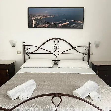 Alojamento de Acomodação e Pequeno-almoço Ciro A Maschio Angioino